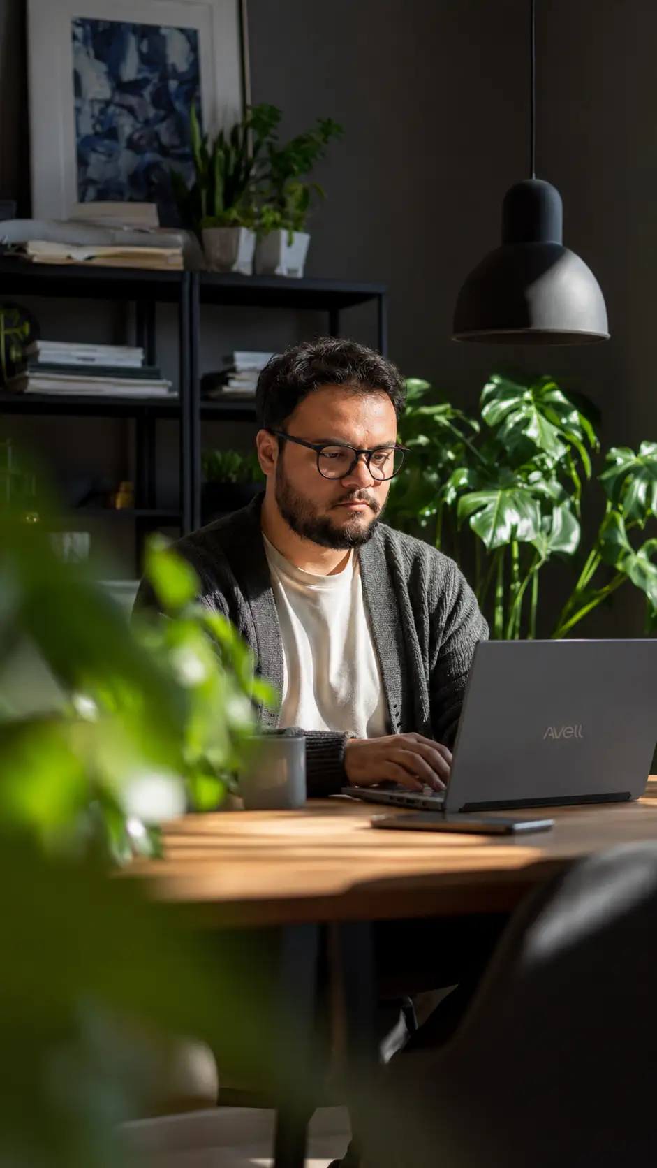 Pedro Lustosa trabalhando em um notebook
